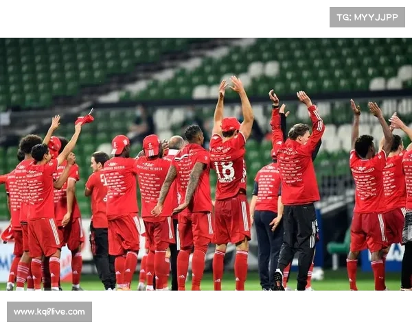 小球迷场边举牌致敬凯恩，德甲官方社交媒体转发暖心瞬间